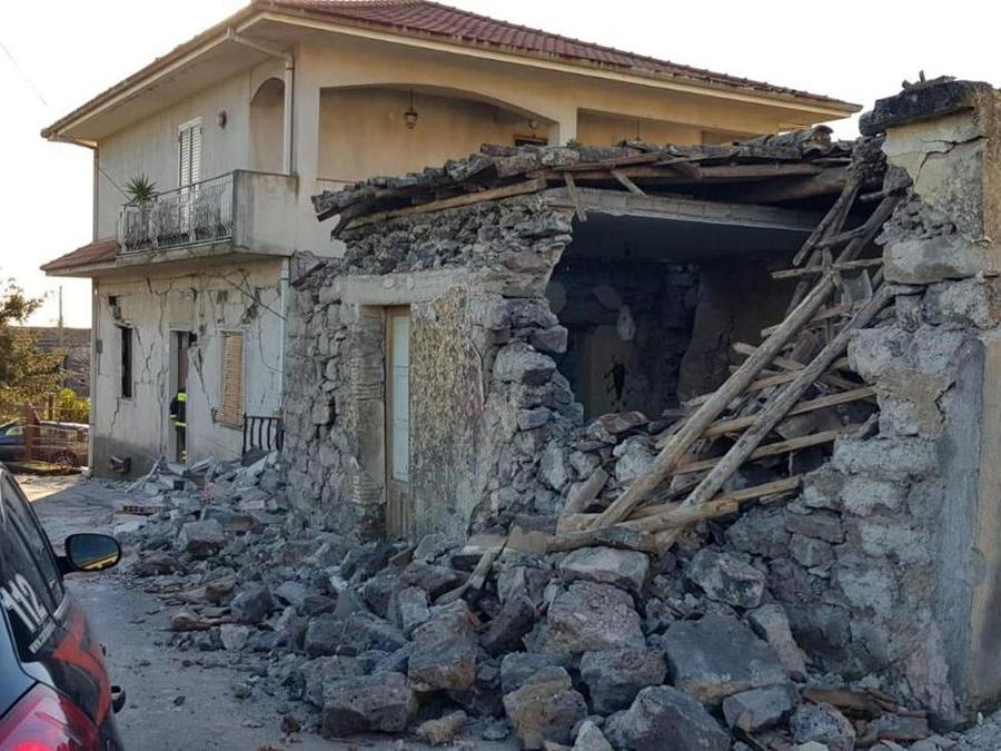 Alcuni edifici danneggiati dal terremoto a Fleri. (Ansa/Domenico Trovato) 