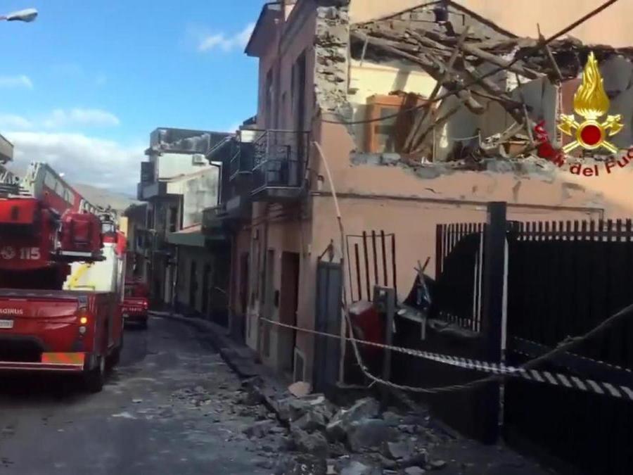 Vigili del fuoco al lavoro a Fleri dopo la forte scossa di terremoto.  ANSA/VIGILI DEL FUOCO 
