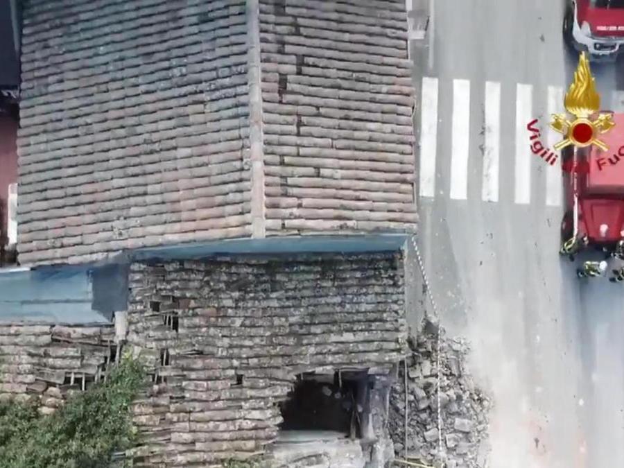 Un edificio danneggiato dal terremoto a Fleri.  ANSA/VIGILI DEL FUOCO 