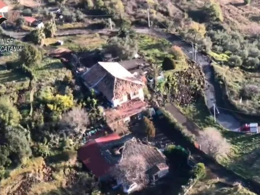 I danni dopo il terremoto a Fleri, in provincia di Catania. EPA/CARABINIERI 