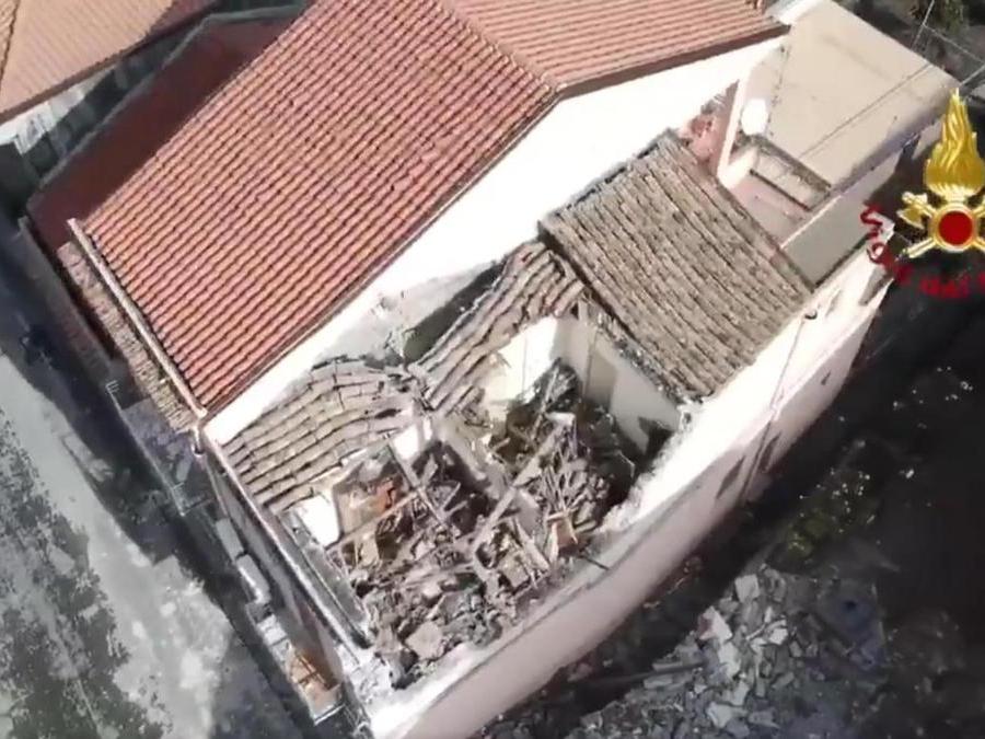Un edificio danneggiato dal terremoto a Fleri.  ANSA/VIGILI DEL FUOCO 