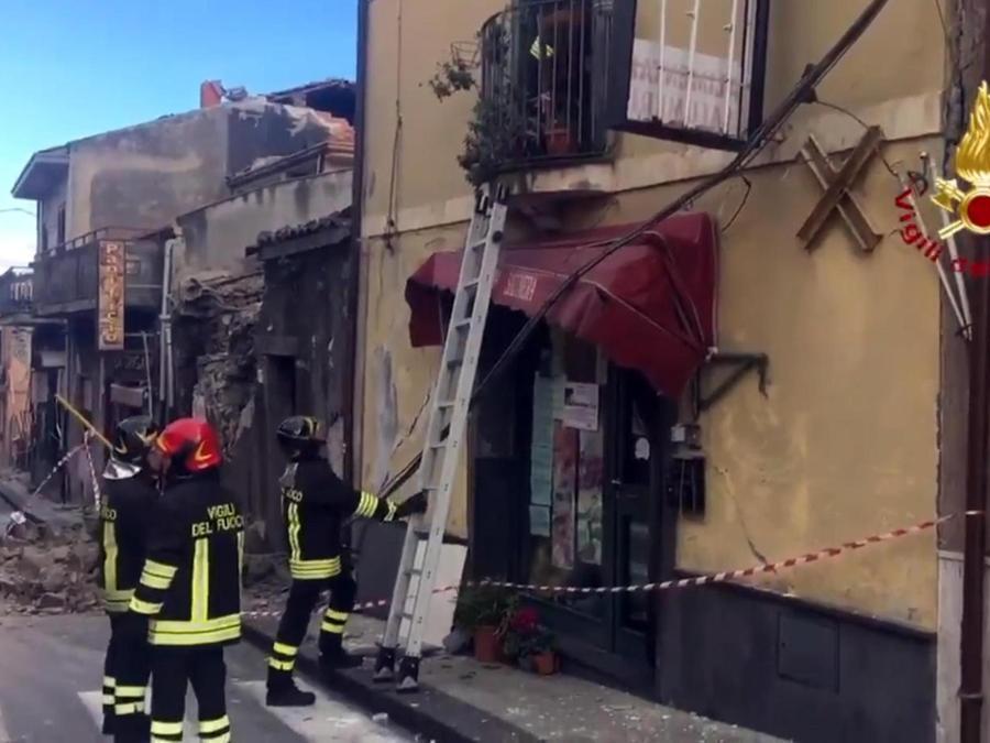 Vigili del fuoco al lavoro a Fleri dopo la forte scossa di terremoto.  ANSA/VIGILI DEL FUOCO 
