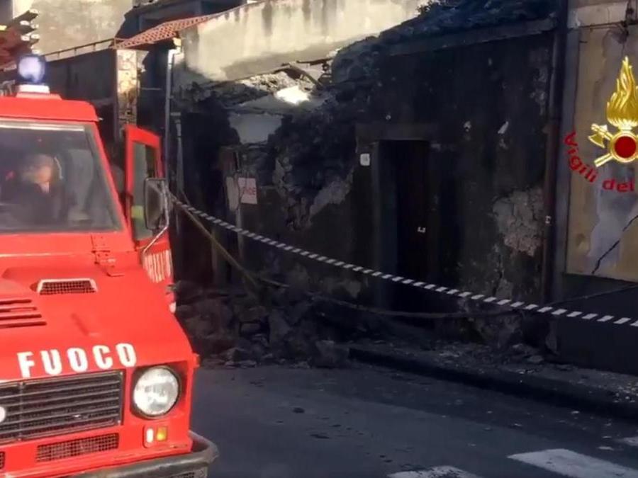 Vigili del fuoco al lavoro a Fleri dopo la forte scossa di terremoto.  ANSA/VIGILI DEL FUOCO 