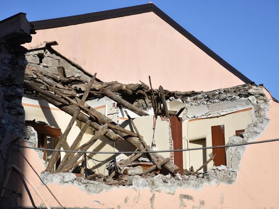 I danni dopo il terremoto a Fleri, in provincia di Catania.  ANSA/ORIETTA SCARDINO 