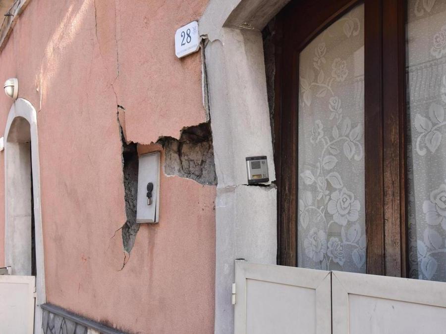 I danni dopo il terremoto a Fleri, in provincia di Catania. ANSA/ORIETTA SCARDINO 