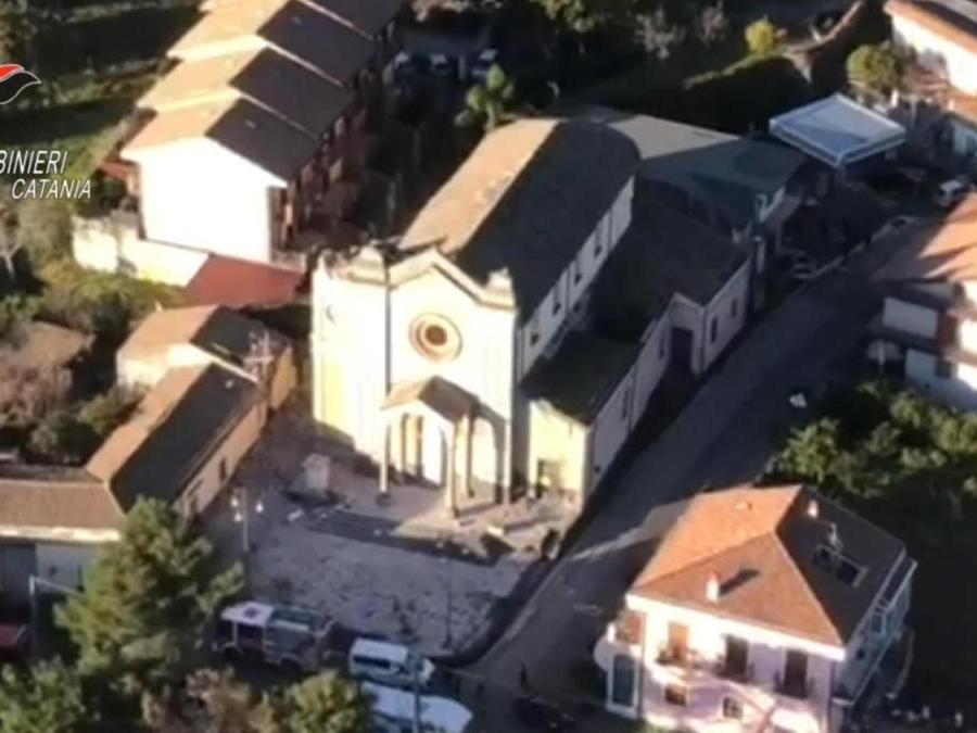 I danni dopo il terremoto a Fleri, in provincia di Catania. EPA/CARABINIERI 