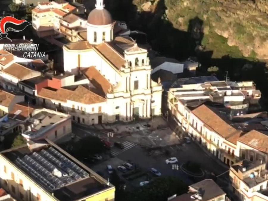 I danni dopo il terremoto a Fleri, in provincia di Catania. ANSA/CARABINIERI EDITORIAL USE ONLY NO SALES