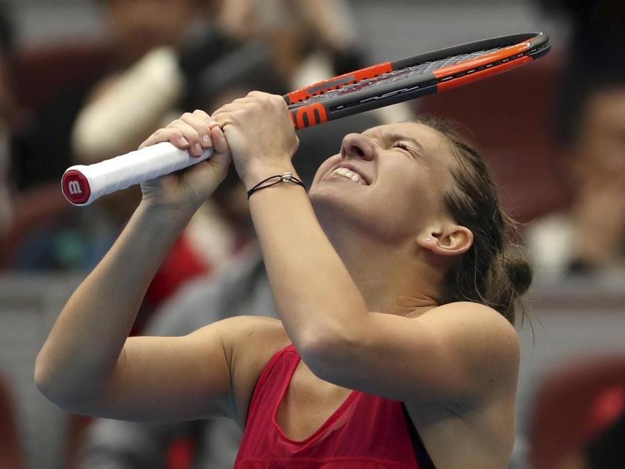 Simona Halep  dopo aver sconfitto Jelena Ostapenko  nelle semifinali dell’Open di Cina al Diamond Court di Pechino, sabato 7 ottobre 2017. Con la vittoria la Halep ha ottenuto la prima posizione nella classifica mondiale femminile. (AP Photo/Mark Schiefelbein)