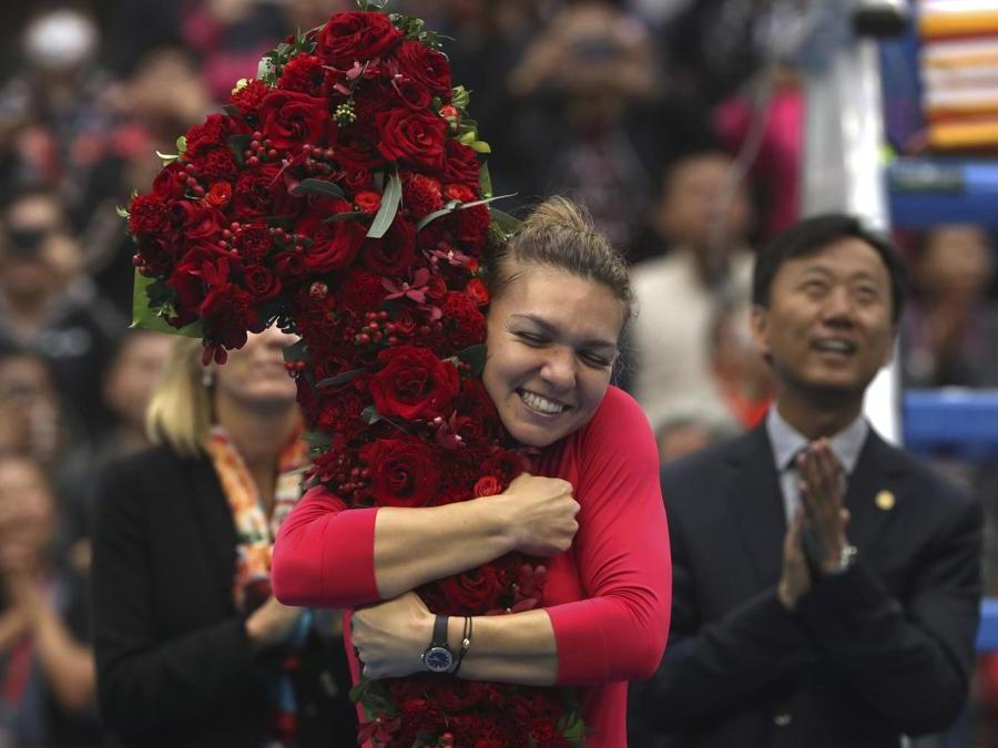 Simona Halep  dopo aver sconfitto Jelena Ostapenko  nelle semifinali dell’Open di Cina al Diamond Court di Pechino, sabato 7 ottobre 2017. Con la vittoria la Halep ha ottenuto la prima posizione nella classifica mondiale femminile. (AP Photo/Mark Schiefelbein)