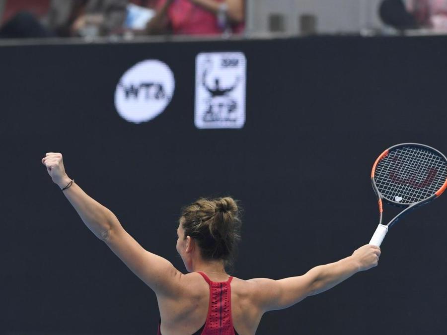 Simona Halep  dopo aver sconfitto Jelena Ostapenko  nelle semifinali dell’Open di Cina al Diamond Court di Pechino, sabato 7 ottobre 2017. Con la vittoria la Halep ha ottenuto la prima posizione nella classifica mondiale femminile. (AFP PHOTO / GREG BAKER)