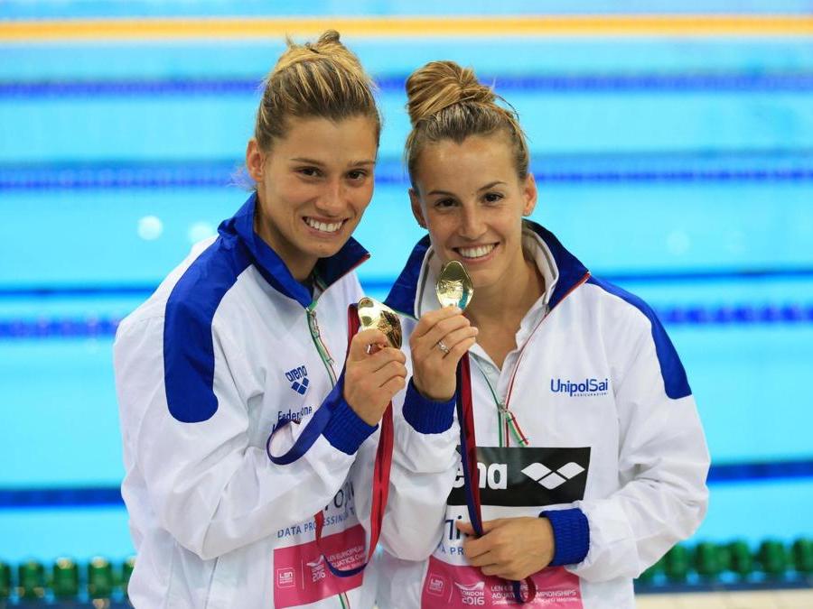 Londra, 15 maggio 2016, Tania Cagnotto (D) e Francesca Dallape, mostrano le medaglie d’oro vinte nella finale di  Tuffo sincronizzato dai 3 metri (Nigel French/PA via AP)