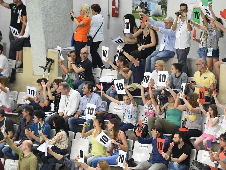 13 maggio 2017, Campionati assoluti italiani di tuffi. Nella foto il pubblico dà il voto a Tania Cagnotto, tutti dieci (Italy Photo Press)