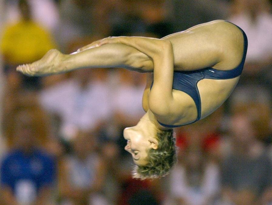 30 luglio 2002, Tania Cagnotto nel salto dai 10 metri (ANSA/TOBIAS HEYER )