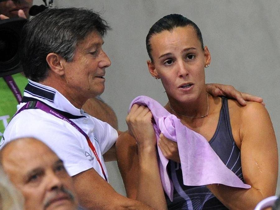 Tania Cagnotto col padre Giorgio dopo la finale tuffi dai 3 metri alle Olimpiadi di Londra (ANSA/ETTORE FERRARI)