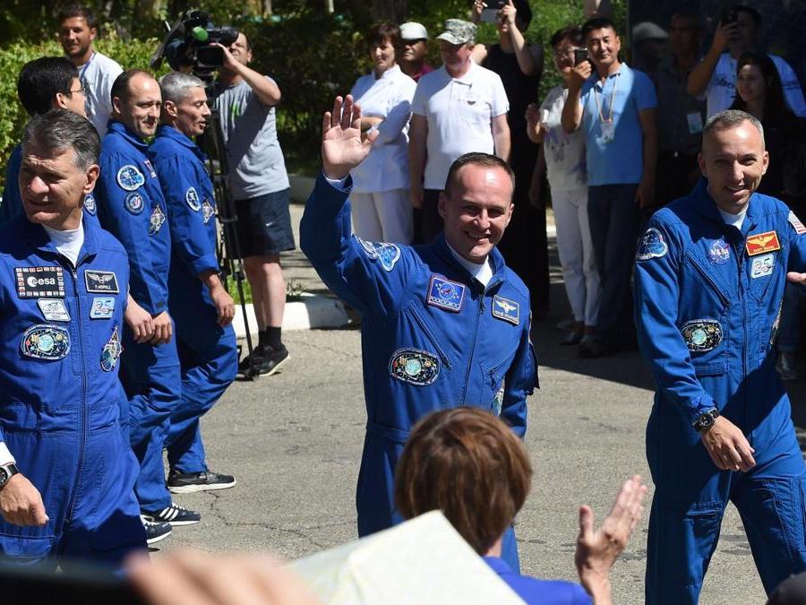 I membri della 52esima spedizione dell’International Space Station (ISS),  Paolo Nespoli (a sinistra) l’astronauta della Nasa  Randy Bresnik (a destra) e il cosmonauta russo, comandante  Sergei Ryazansky (al centro) (Afp Photo/ Vyacheslav Oseledko)