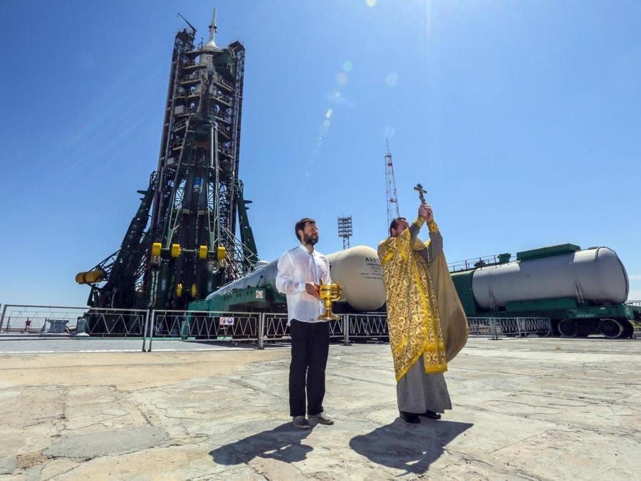 La benedizione della navetta  Soyuz (Epa)