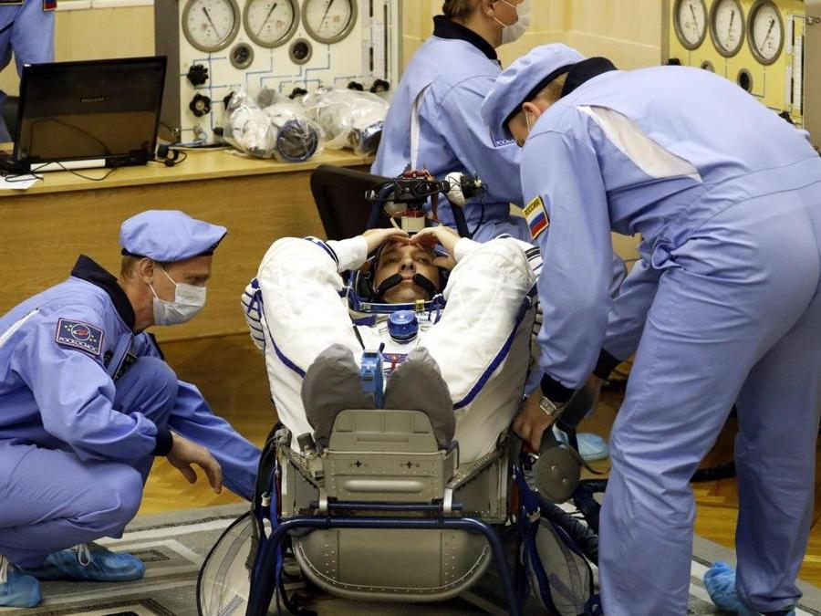 I tecnici russi dell’Agenzia spaziale  Roscosmos controllano la tuta del comandante Randy Bresnik della NASA prima dell’imbarco per  la nave spaziale Soyuz MS-05 (Epa/Sergei Ilnitsky)