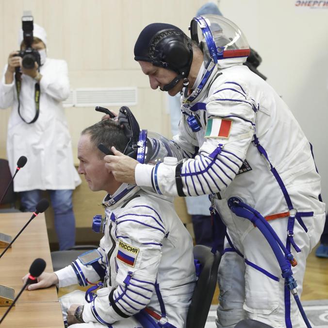 L’austronauta  Paolo Nespoli  aiuta il cosmonauta russo Sergey Ryazanskiy prima del lancio (Ap Photo/Dmitri Lovetsky)