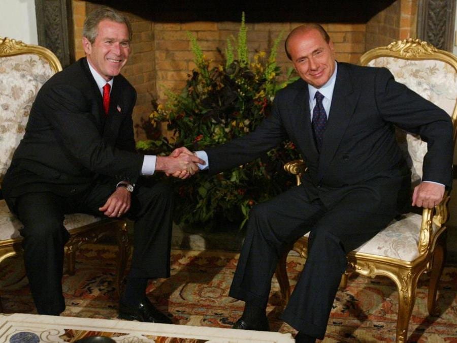 Il presidente Bush con Silvio Berlusconi,  2002 (AP Photo/Doug Mills)
