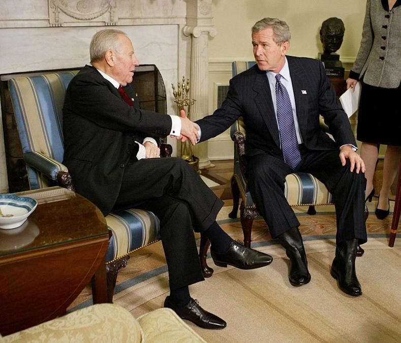 Il presidente George W. Bushcon Carlo Azeglio Ciampi nella stanza Ovale della Casa Bianca, 2003 (Ansa)