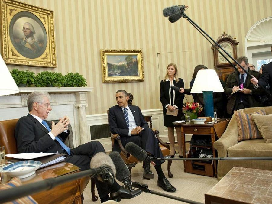  Il presidente degli Stati Uniti, Barack Obama, riceve nello studio ovale della Casa Bianca il presidente del consiglio, Mario Monti, 2012 (Epa)