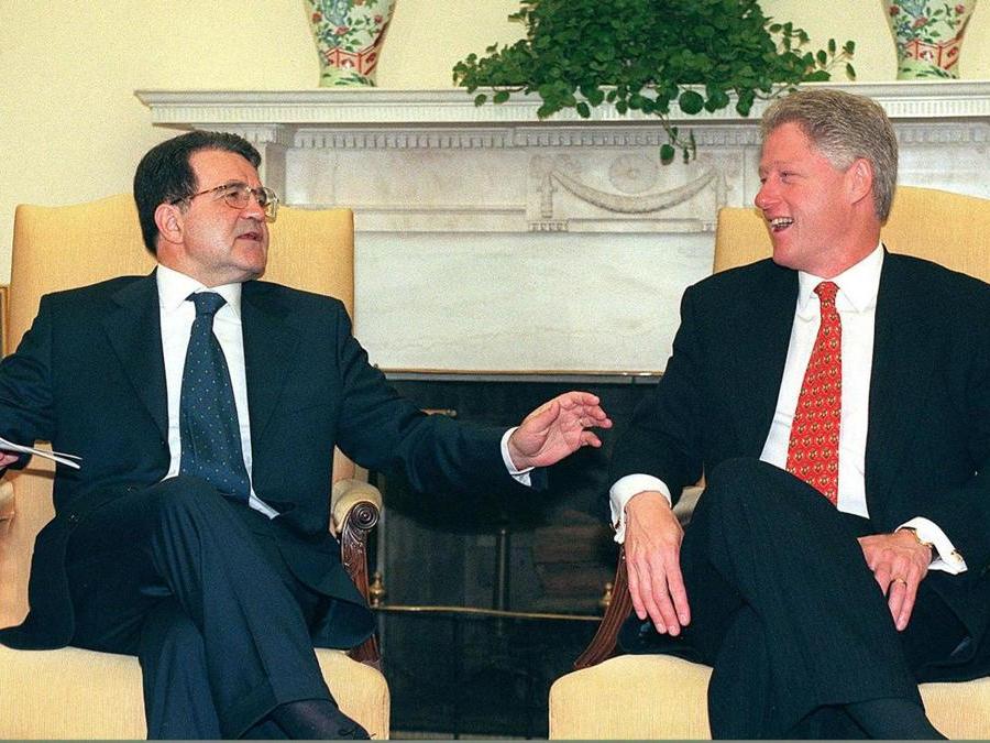 Il presidente americano Bill Clinton parla con il premier italiano Romano Prodi durante un incontro alla Casa Bianca, 1998 (Ansa)