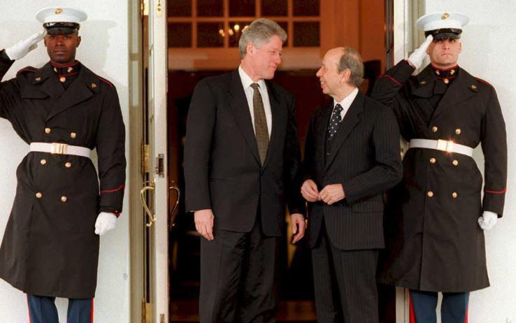 Il presidente americano Bill Clinton   riceve Lamberto Dini (Afp)