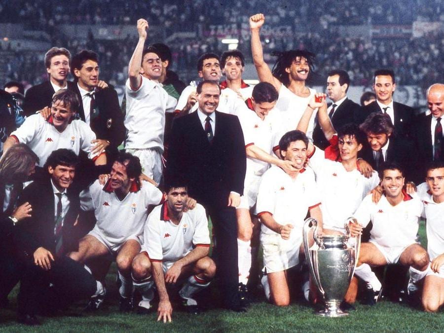 La squadra del Milan festeggia la sua seconda Coppa Campioni nel 1990 (Olycom)
