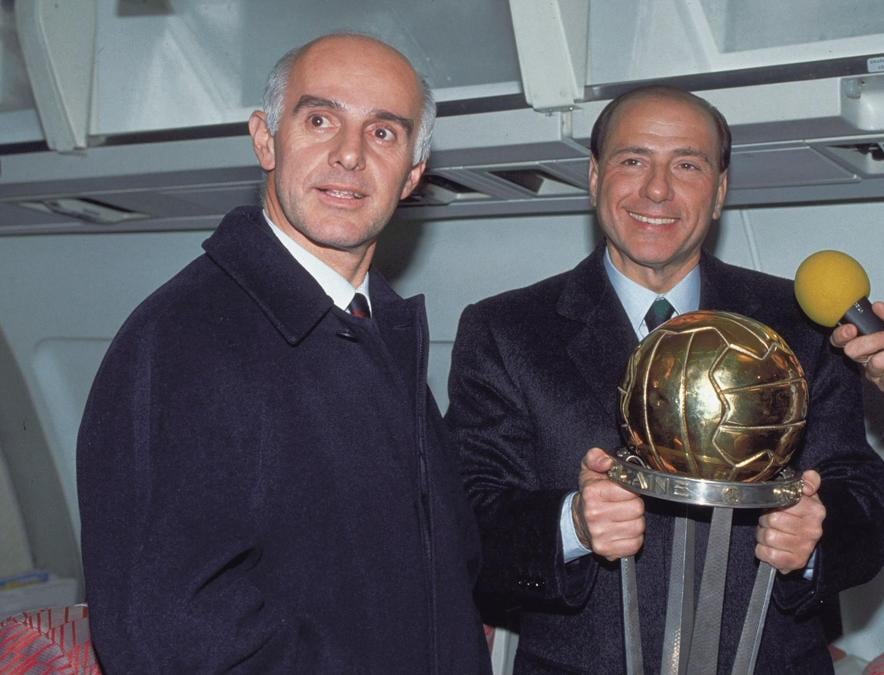 Silvio Berlusconi e Arrigo Sacchi con la Coppa Intercontinentale nel 1990  (Olycom)