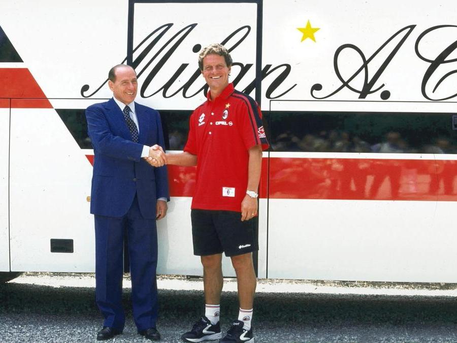Silvio Berlusconi nel 1992 stringe la mano al nuovo allenatore del Milan Fabio Capello