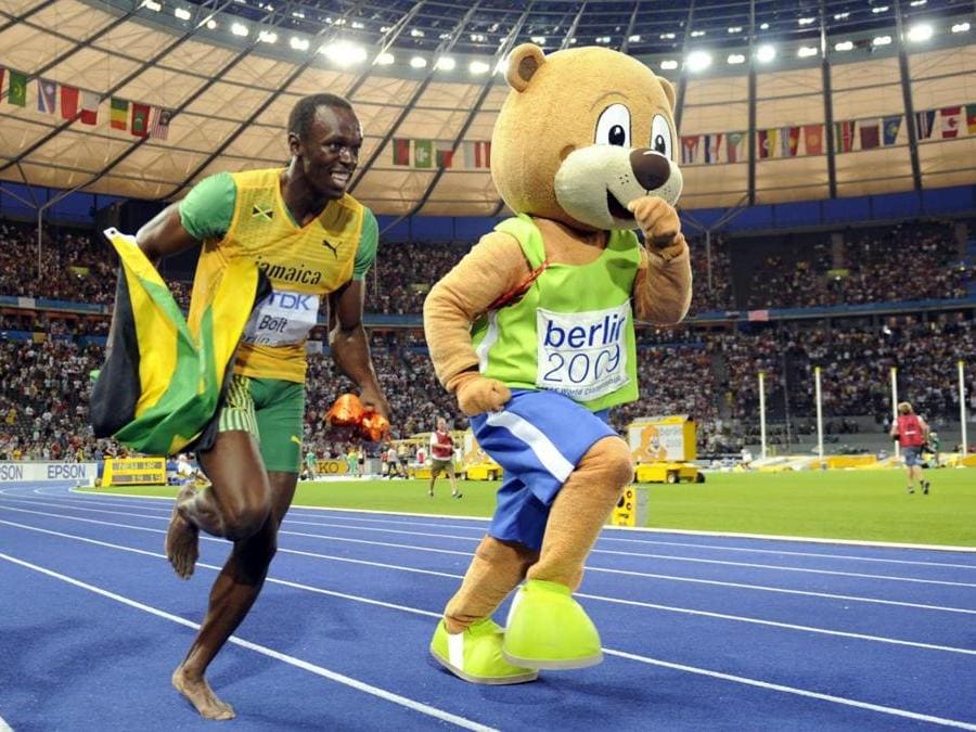 2009.  Con la mascotte dei mondiali di Berlino. (AFP)