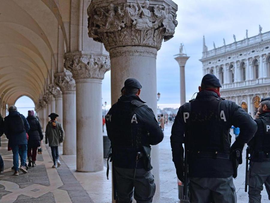 Poliziotti di fronte a Palazzo Ducale a Venezia. (Ansa)