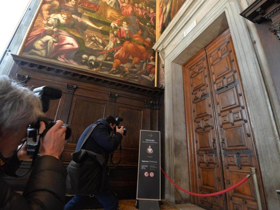 La porta chiusa della Sala dello Scrutigno dove è allestita la mostra “Tesori dei Moghul e dei Maharaja” al Palazzo Ducale di Venezia. (Ansa)