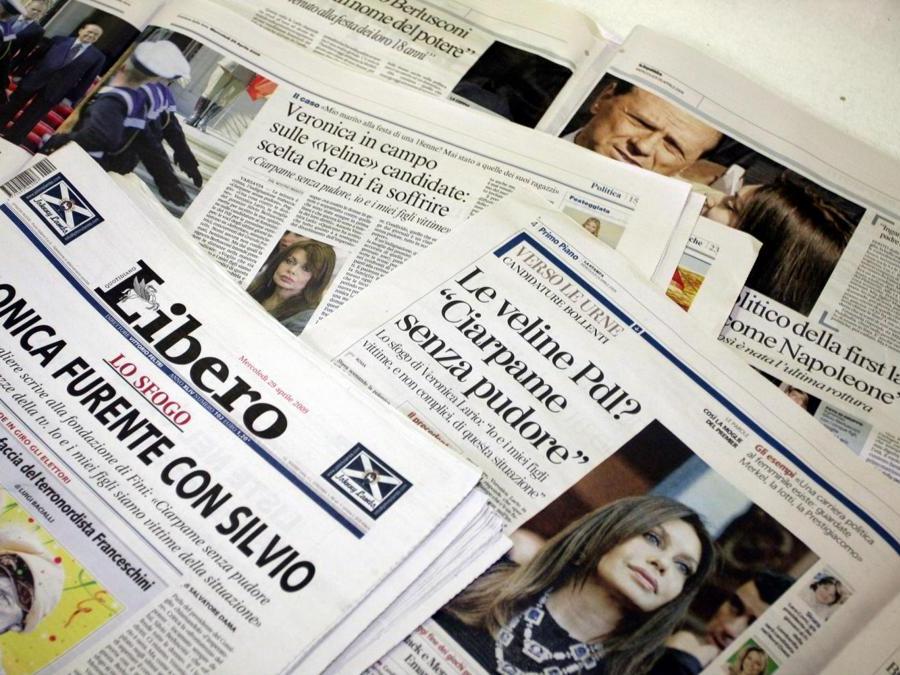 29 aprile 2009 - Prime pagine dei giornali quotidiani italiani in merito alle dichiarazioni di Veronicasul marito (Fotogramma)