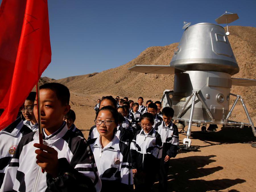 Gli studenti lasciano una finta capsula spaziale dopo una lezione alla base di simulazione del C-Space Project Mars nel deserto del Gobi, nella provincia di Gansu, Cina. (Reuters/Thomas Peter)