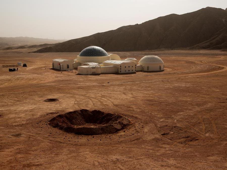 Un cratere artificiale  vicino alla base di simulazione del C-Space Project Mars nel deserto del Gobi, nella provincia di Gansu, in Cina. (Reuters/Thomas Peter)
