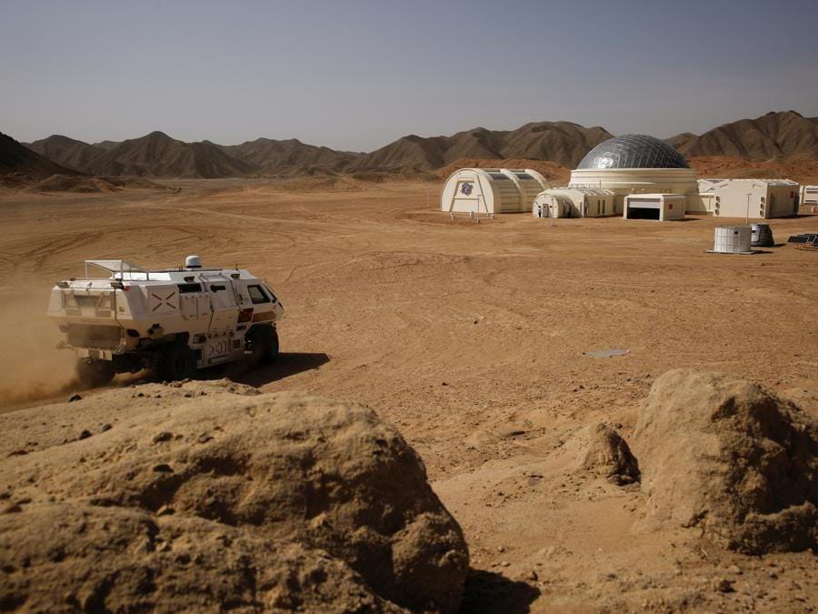 Un veicolo elettrico a 4 ruote motrici progettato per  un’immaginaria esplorazione di Marte  vicino alla base di simulazione del C-Space Project Mars nel deserto del Gobi, nella provincia di Gansu, Cina. (Reuters/Thomas Peter)