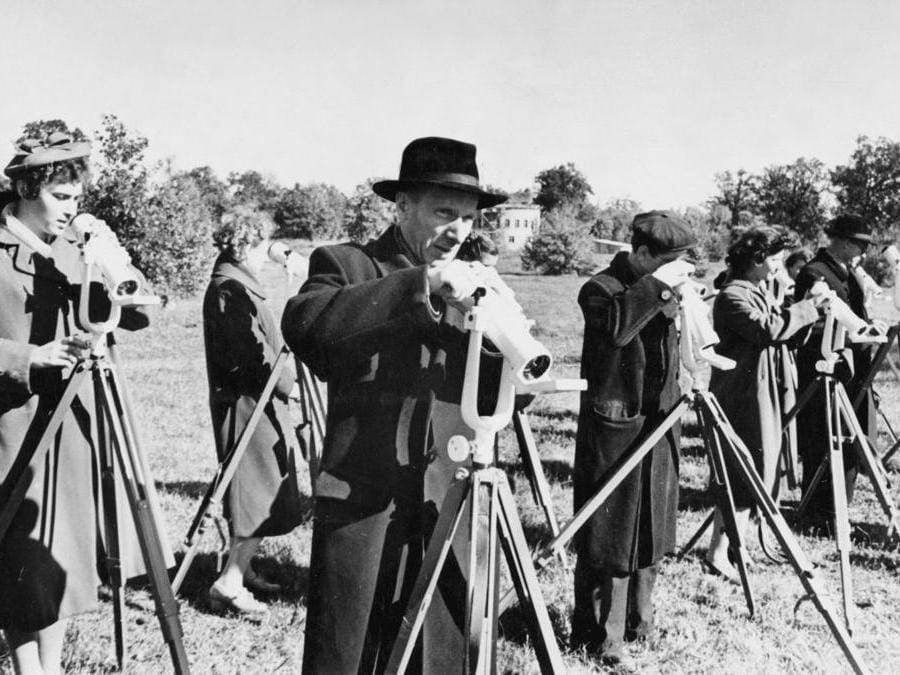 1957 -I membri del personale dell'osservatorio astronomico centrale dell'Accademia Ucraina delle scienze  in Kiev si stanno preparando per osservare il lancio del  sputnik 1 (Marka)