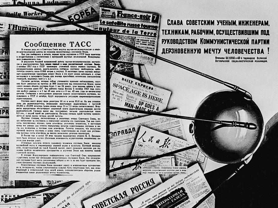 Una selezione di giornali sovietici pubblicano il  lancio del primo satellite  artificiale orbitante Sputnik 1 -  4 ottobre 1957 (Ria Novosti ).