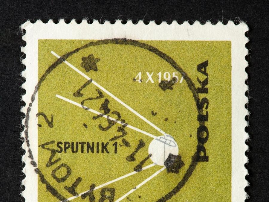 Un francobollo postale raffigurante lo Sputnik 1 (Marka)