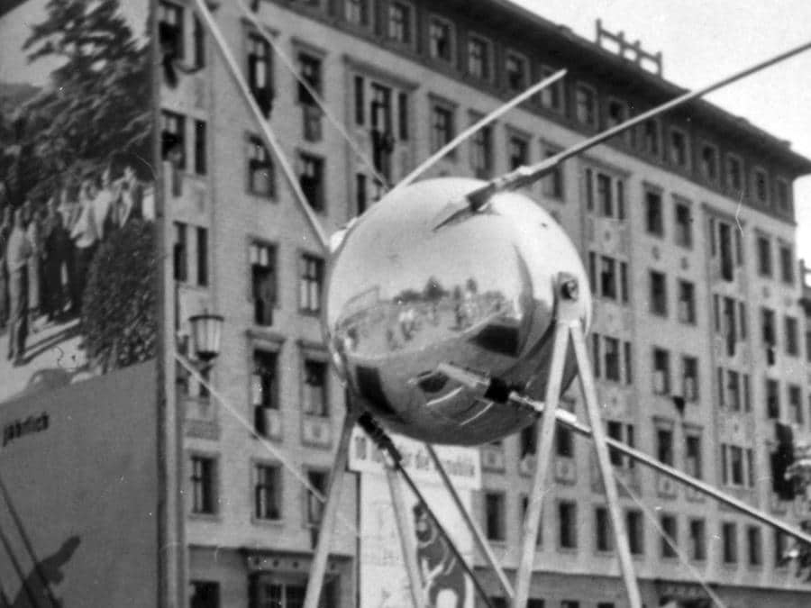 Ricostruzione ed esposizione alla Stalinallee dello Sputnik   1, Berlino Est, 1959 (Marka)