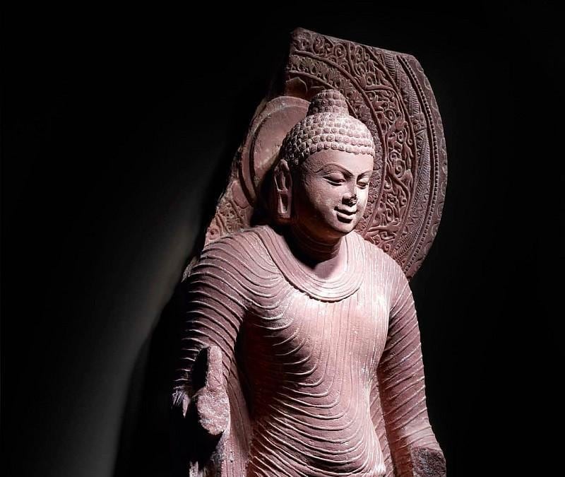 Buddha stante India, Uttar Pradesh, area di Mathura, periodo Gupta (IV-VI secolo) Arenaria rossa maculata scolpita Torino, MAO Museo d'Arte Orientale