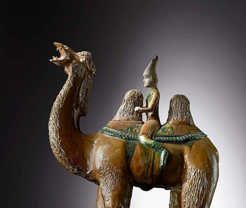 Cammelliere su cammello battriano Cina settentrionale (Henan?), prima metà VIII secolo, Dinastia Tang (618-907) Terracotta grigia chiara, invetriatura policroma, pigmenti Torino, MAO Museo d'Arte Orientale