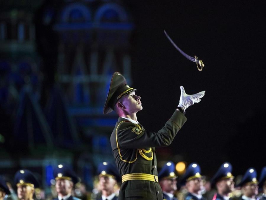 Guardia d’onore e banda delle forze armate bielorusse (AP Photo/Pavel Golovkin)