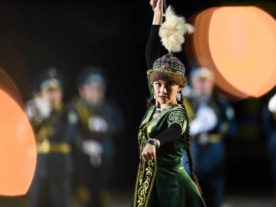 Il reggimento kazako accompagna l’esibizione di una danzatrice (Xinhua/Evgeny Sinitsyn)