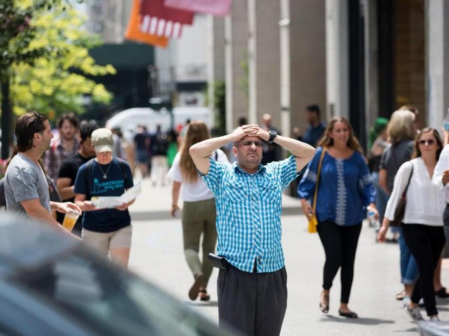 Turisti lungo la 6th Avenue a Manhattan (Kevin Hagen/Getty Images/AFP)