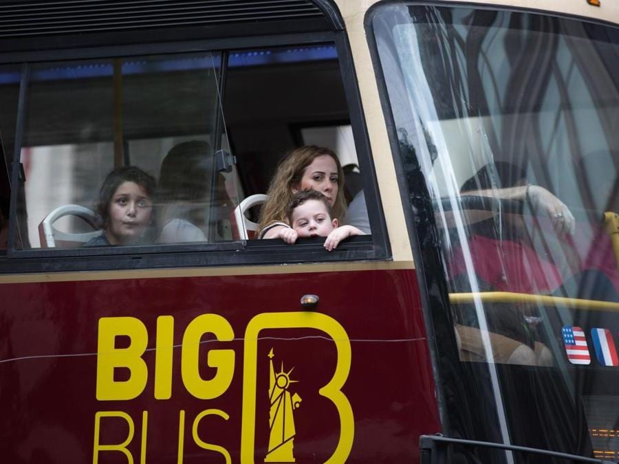 Turisti affacciati da bus a due piani a Manhattan (Kevin Hagen/Getty Images/AFP)