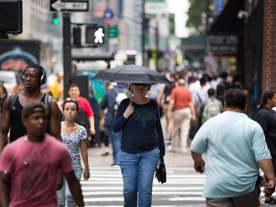 Ombrelli per proteggersi dal sole (Kevin Hagen/Getty Images/AFP)