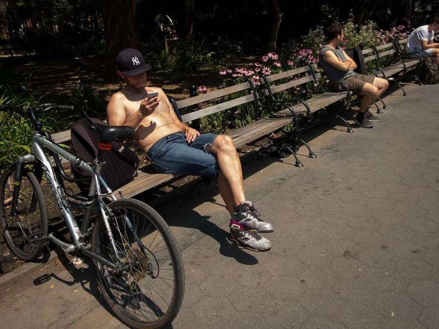 Relax su una panchina di Washington Square Park (Drew Angerer/Getty Images/AFP)