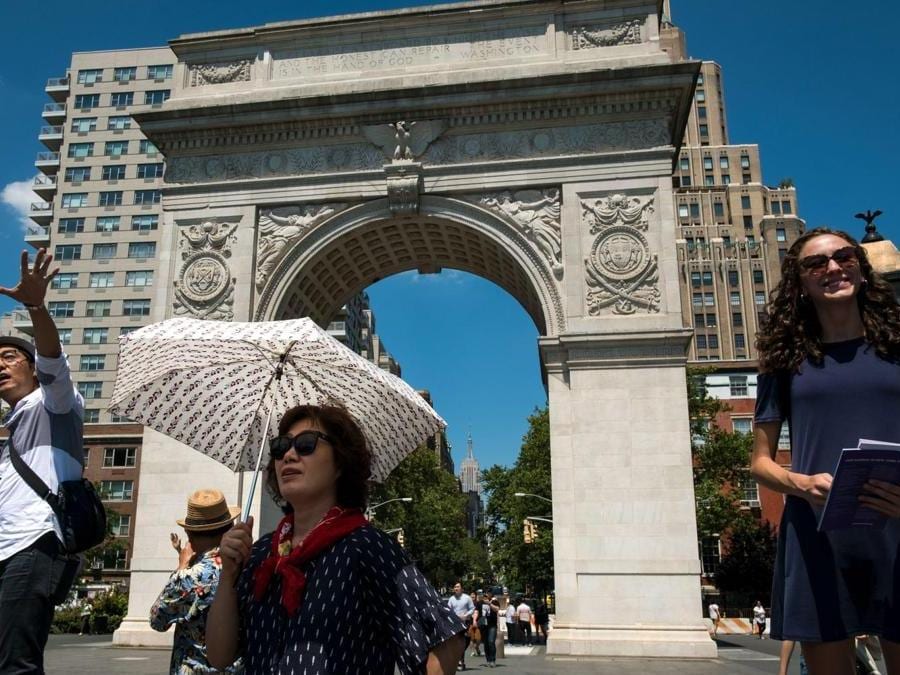 Ombrelli per ripararsi dal sole Washington Square Park (Drew Angerer/Getty Images/AFP)